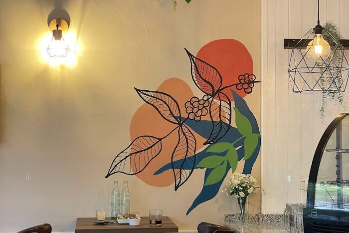 Mural de la rama de café en el interior de Lungo
