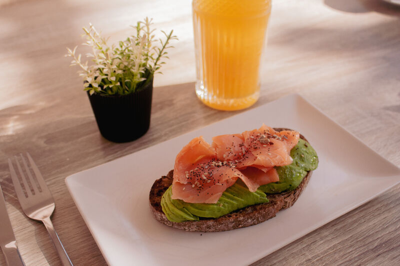 Tostada de salmón y aguacate con zumo