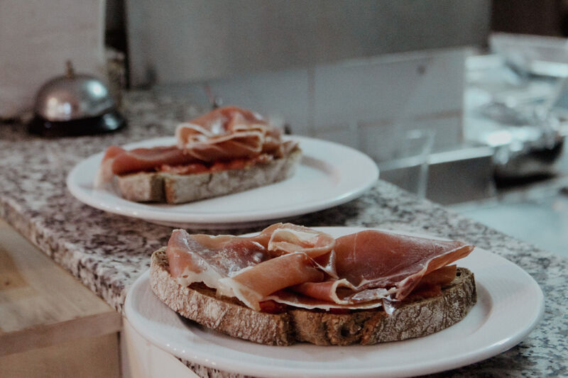 Tostadas con jamón serrano
